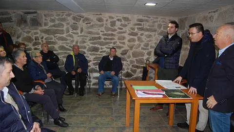 El conselleiro del Medio Rural les explicó a los vecinos y al alcalde las ventajas de esta iniciativa, enmarcada en el convenio con la Fegamp y Seaga para la defensa de los núcleos.