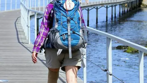 Un peregrino a su paso por Esposende en el Camino Portugués. 