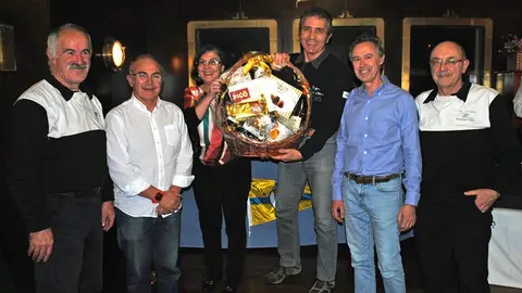 La presidenta del RCM Aguete, Maca de la Puente, entregando su premio al Meigas Fora, ganador en Clase 1.
