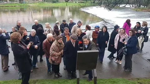 El alcalde arcuense, João Manuel Esteves, autoridades e invitados durante la inauguración de la ruta de los poetas este domingo.