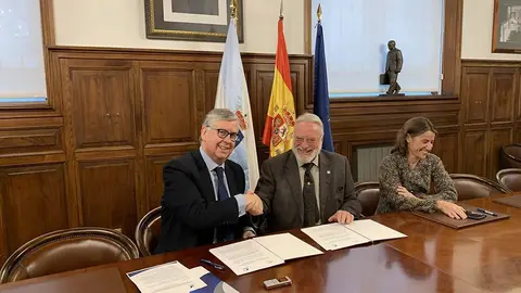 El secretario de Anfaco, Juan M. Vieites (i) y el presidente de la APV, Enrique L. Veiga, durante la firma del protocolo. 