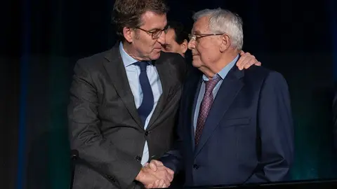 O presidente da Xunta, Alberto Núñez Feijóo, abraza no acto de homenaxe con motivo do 90 aniversario do presidente de honor e fundador de Jealsa, Jesús Alonso Fernández.