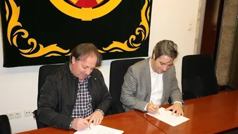 Esteves firma con el presidente de ACIAB el protocolo de colaboración. 