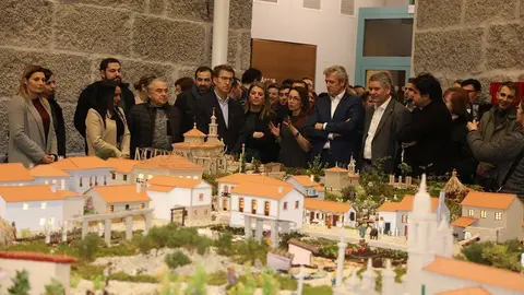 Belén feito pola Asociación de Mulleres Rurais O Menhir, que representa ao pobo de Moraña, coas súas igrexas, capelas, os seus ríos, os seus edificios emblemáticos e o seu casco urbano de 1950.