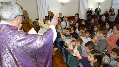 El párroco de la Soledad, Alberto Cuevas, en la bendición de los 'Niñosjesuses' el año pasado. 