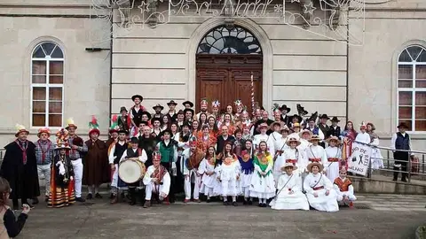 Catro ranchos de reis e un grupo folclórico encherán o escenario de tradición e música de castañolas.
