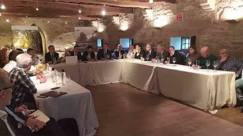 O conselleiro do Medio Rural explicou aos responsables destas entidades os detalles da norma, que iniciará proximamente a súa tramitación.