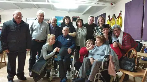 , Pilar Arjones Martínez, a avoa de San Rafael de Pereiras, cumpriu 100 anos e os seus veciños e veciñas da urbanización de San Rafael, na parroquia de Pereiras, quixeron homenaxeala polo seu aniversario cunha festa no local social da Asociación de Veciños.