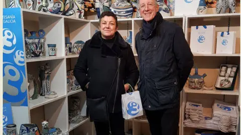 La gerente de la Fundación Artesanía de Galicia, Elena Fabeiro, visitó esta tarde la muestra que cuenta con la participación de 21 talleres pertenecientes a la marca Artesanía de Galicia.