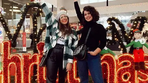 Myblueberrynightsblog y Laura de Santiago estuvieron ejerciendo de ayudantes de Papá Noel en The Style Outlets.