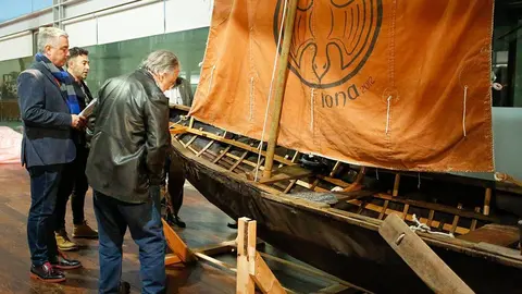 O secretario xeral de Política Lingüística, Valentín García, e o escritor Alfredo Conde presentaron a novela que relata esta epopeia, ‘Homes de Ferro’.