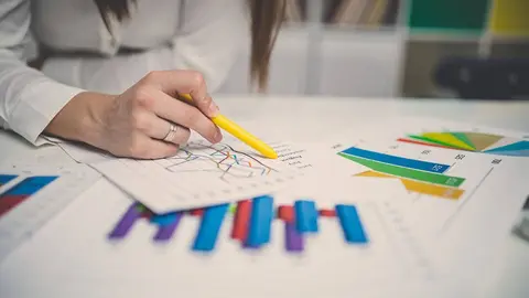 La tasa AROPE, que mide el riesgo de pobreza o exclusión social, baja por tercer año consecutivo y desciende hasta el 18,95%.