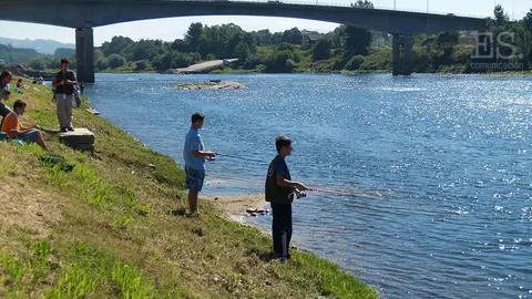 Pescadores en el Miño a la altura de Salvaterra de Miño e Monçao. 