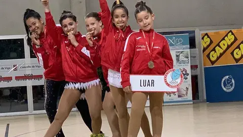 Patinadoras do equipo deportivo profesional Luar. 