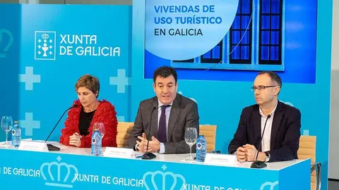 O conselleiro de Cultura e Turismo, acompañado da directora da Axencia Turismo de Galicia, detallou en rolda de prensa os cambios normativos que afectan a estes establecementos desde o pasado 1 de xaneiro.