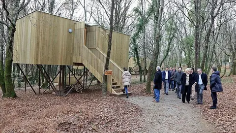 Este complejo oferta hasta 18 plazas de alojamiento singular, en la modalidad de apartamentos en 6 cabañas de madera integradas en el paisaje.