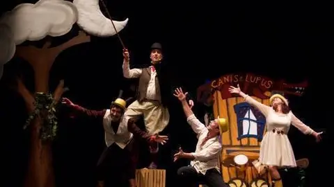 A nena e o grilo máis aló.