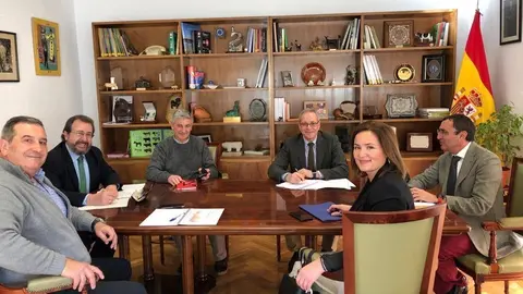El director general de Ganadería, Agricultura e Industrias Agroalimentarias comunicó esta medida tras reunirse con el director general de Sanidad de la Producción Agraria, en una reunión en la que también participó Asturias.