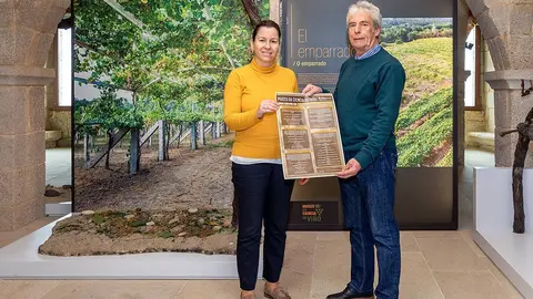 A alcaldesa Salvaterrense, Marta Valcárcel, y el Gran Mestre de la Confraría do Viño do Condado do Teea e Espumantes, Antonio Alén, no Museo da Ciencia do Viño, en Salvaterra.