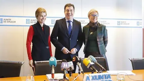 El conselleiro de Cultura y Turismo, Román Rodríguez, y la delegada territorial de la Xunta en la ciudad, Corina Porro, y la directora de Turismo de Galicia, Nava Castro. ARCHIVO. 
