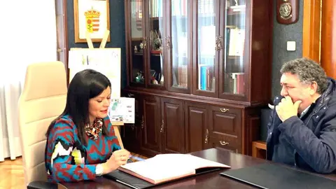 A alcaldesa, Nidia Arévalo, e Juan Carlos Rodríguez en representación da Asociación de Familiares de Enfermos de Alzheimer e outras Demencias de Galicia, asinaron esta mañá no Concello o convenio de colaboración.