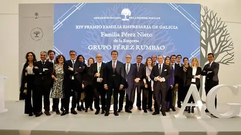 El presidente de la Xunta participó en el acto de entrega del XIII Premio Familia Empresaria de Galicia de la Asociación Gallega de la Empresa Familiar (AGEF) a la familia Pérez Nieto, fundadora de Pérez Rumbao.