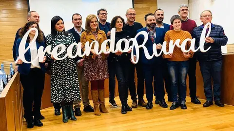 A reunión celebrada no Salón de Plenos do Concello de Tomiño o pasado luns 13 congregou aos 14 alcaldes e alcaldesas, así como de técnicos e concelleiros de todos os municipios que abrangue o xeodestino, para coñecer de primeira man a versión definitiva do Plan Estratéxico e os produtos turísticos e o material que servirá en FITUR de primeiro contacto coas futuras persoas visitantes do territorio. 