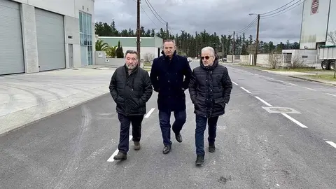 El delegado territorial de Lugo, José Manuel Balseiro, comprobó hoy el resultado de los trabajos de renovación del firme en las vías del polígono, realizadas por el Ayuntamiento con el apoyo de la Consellería de Economía, Empleo e Industria.