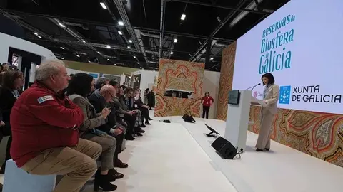 A conselleira aproveitou a súa presenza nunha das maiores feiras internacionais de turismo do mundo para poñer en valor o potencial turístico do patrimonio natural galego e, en particular, dos espazos declarados como reserva da biosfera.