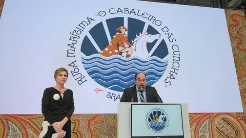 Nava Castro, directora de Turismo de Galicia, y Javier Grande, presidente de la Asociación Amigos de la Ruta Marítima del Apóstol Santiago a Galicia. ARCHIVO. 
