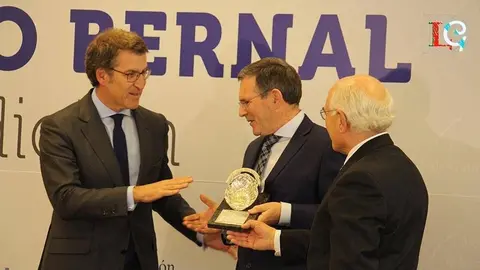 Francisco Campos recibe o 'Diego Bernal' de mans do presidente da Xunta, Alberto Núñez Feijóo, e o do presidente da APG, Arturo Maneiro. 