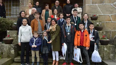 Entre os presentes Patricia Gómez, presidenta do club de taekwondo Zusanli, Alexis Iriarte, adestrador do club de taekwondo Zusanli, os tres cativos con medalla de ouro na Copa Xunta de Galicia de Técnica: Leire Fernández, Samara Bouzón, e Tiago Doni; os/as cinco nenos/as que lograron medalla de prata: Eduardo Román, Adrián Lorenzo, Fabio Pedreira, Brais Fernández, e Águeda Pedreira; xunto con Nidia Arévalo, alcaldesa de Mos, entre outras autoridades municipais.