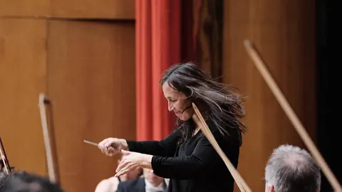 La aclamada directora portuguesa Joana Carneiro sustituirá al maestro Jonathan Webb, que ocupa este puesto desde la temporada 2016/2017.