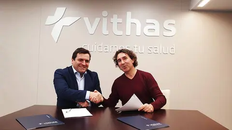 El Dr. Pedro Rico, director general de Vithas (izq), Marcos Rodríguez, representante World Surf League España (dcha).