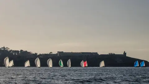 La flota de J80 navegando frente al parador de Baiona. © ROSANA CALVO. 