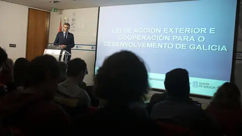Feijóo explica que a súa a pretensión é regular a participación galega na negociación Xunta-Estado, mellorar a atención dos galegos no exterior, consolidar a Eurorrexión Galicia-Norte de Portugal e dotar Galicia de maior protagonismo na cooperación.