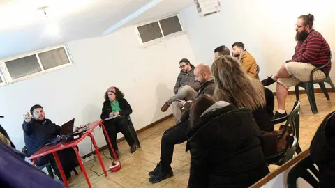 O concelleiro de Mocidade, Miguel Bouzó, mantivo un encontro con representantes dos grupos de música usuarios do local de ensaio do parque da Feira Vella para consensuar a primeira ordenanza municipal que se está a elaborar para o uso e disfrute deste espazo para a mocidade que o concello ofrece totalmente de balde. 
