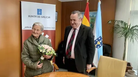 
El delegado territorial felicita a Benedicta Sánchez por conseguir el premio Goya y 'difundir el nombre de la provincia y Galicia en el mundo'.