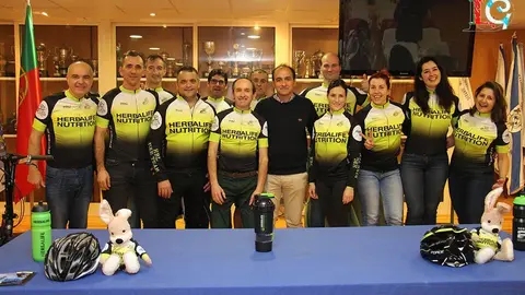 Una parte de los miembros del HBL Bike Team con el delegado de Deportes de la Xunta de Galicia en Pontevedra, Daniel Benavides, en la presentación del club. 