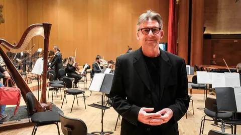 El principal director invitado, el maestro Jonathan Webb.