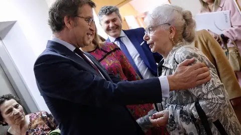 O titular da Xunta visitou hoxe as instalacións da residencia de maiores e centro sociocomunitario de Carballo.