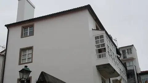 Inclúense fachadas, patios, cubertas, canlóns, baixantes, carpinterías e galerías de madeira, portas de entrada e reixas.