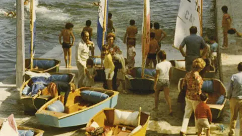 Algunos de los primeros Optimist que navegaron en Baiona hace 50 años. ARCHIVO MRCYB.