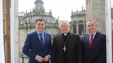 O conselleiro de Cultura e Turismo, Román Rodríguez, e o bispo de Lugo, Alfonso Carrasco, acompañado polo delegado da Xunta, José Manuel Balseiro.