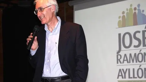 José Ramón Ayllón, en Chile. 