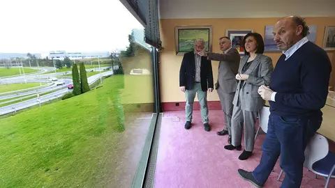 A conselleira de Medio Ambiente, Territorio e Vivenda, Ángeles Vázquez, reúnese con empresarios do polígono do Tambre.