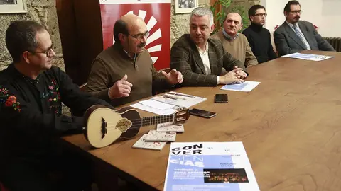 Colaboran a Xunta de Galicia, desde o Centro de Estudos Galegos da Universidade do Minho, a formación bracarense Canto D'Aqui, os concellos de Santiago, Padrón e Ponteareas e a Fundación Rosalía de Castro.