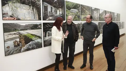 O director xeral de Políticas Culturais, Anxo M. Lorenzo, presentou esta mostra composta por unha selección de pezas datadas entre 1976 e 2019 que sintetizan as diferentes etapas da obra de Torres.