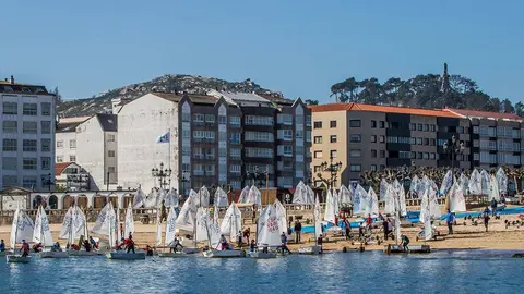 Los optimist saliendo al agua para disputarse el Campeonato Gallego en Baiona. © ROSANA CALVO.