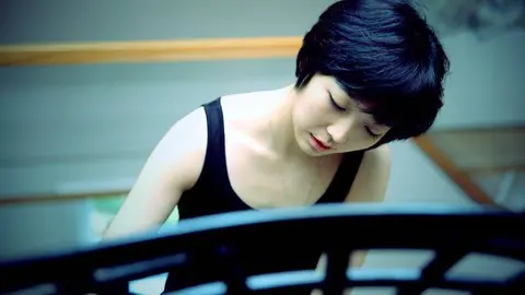 La pianista Claire Huangci interpretará “Noches en los jardines de España” de Manuel de Falla.